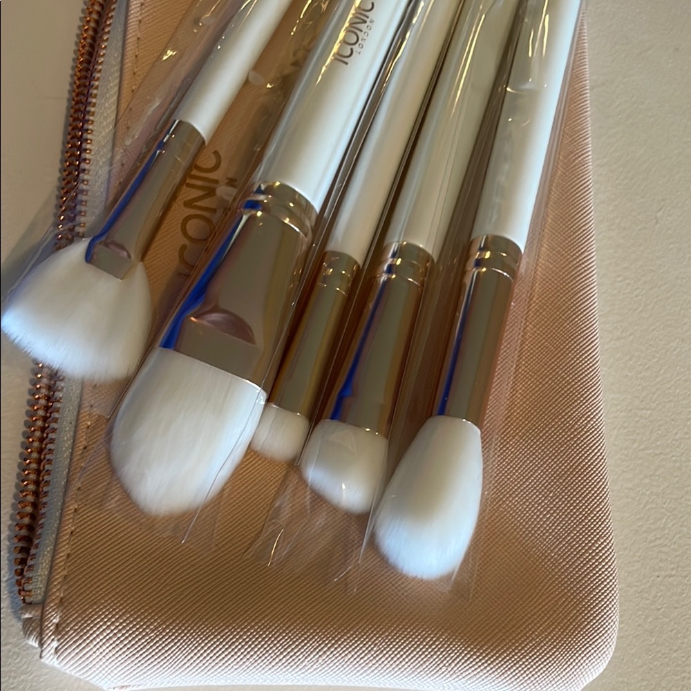 ICONIC London White and Silver Brush Set with Tan Pouch